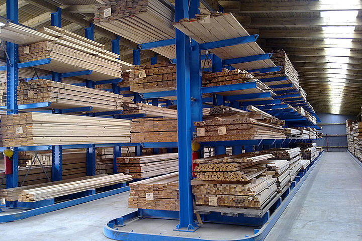 cantilever racking with guiding rail for forklift truck