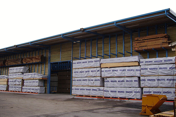 cantilever racking with roof for timber storage