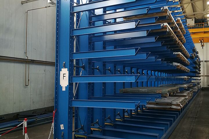 cantilever racking with guiding rails