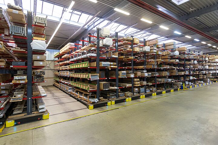 [Translate "Belgium (NL)"] Die doppelseitigen Kragarmregale sind auf robusten Verfahrwagen montiert. Diese werden elektronisch angetrieben.