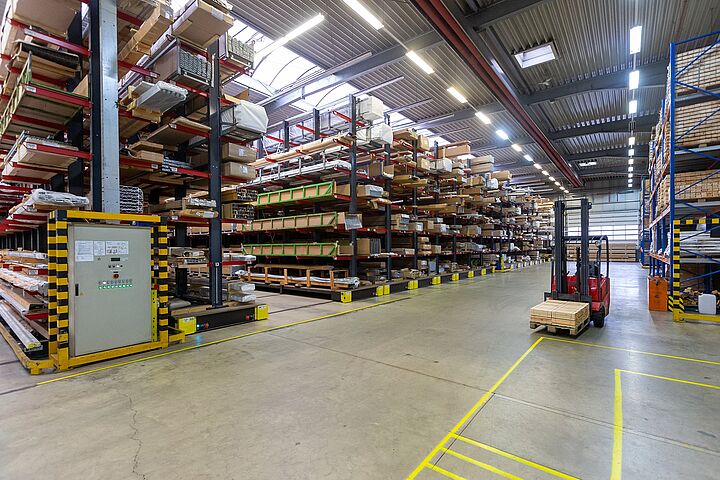 [Translate "Belgium (NL)"] Kompakte Regalanlage mit elektronischer Steuerung zum Bewegen der Verfahrwagen.
